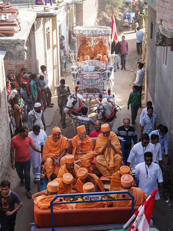 Sadhus and devotees during the nagaryatra
