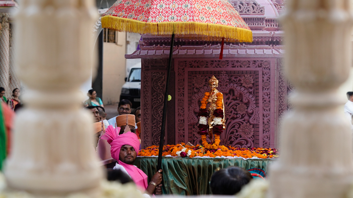 Shri Nilkanth Varni in a decorated chariot
