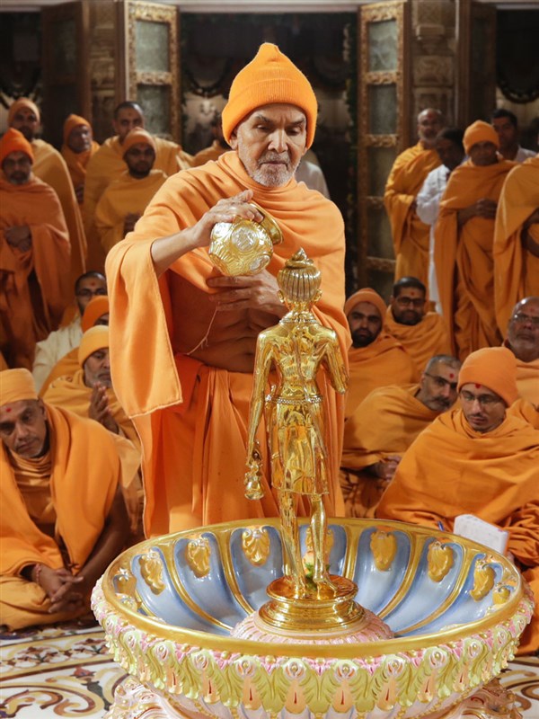 Swamishri performs snapan vidhi of Shri Nilkanth Varni
