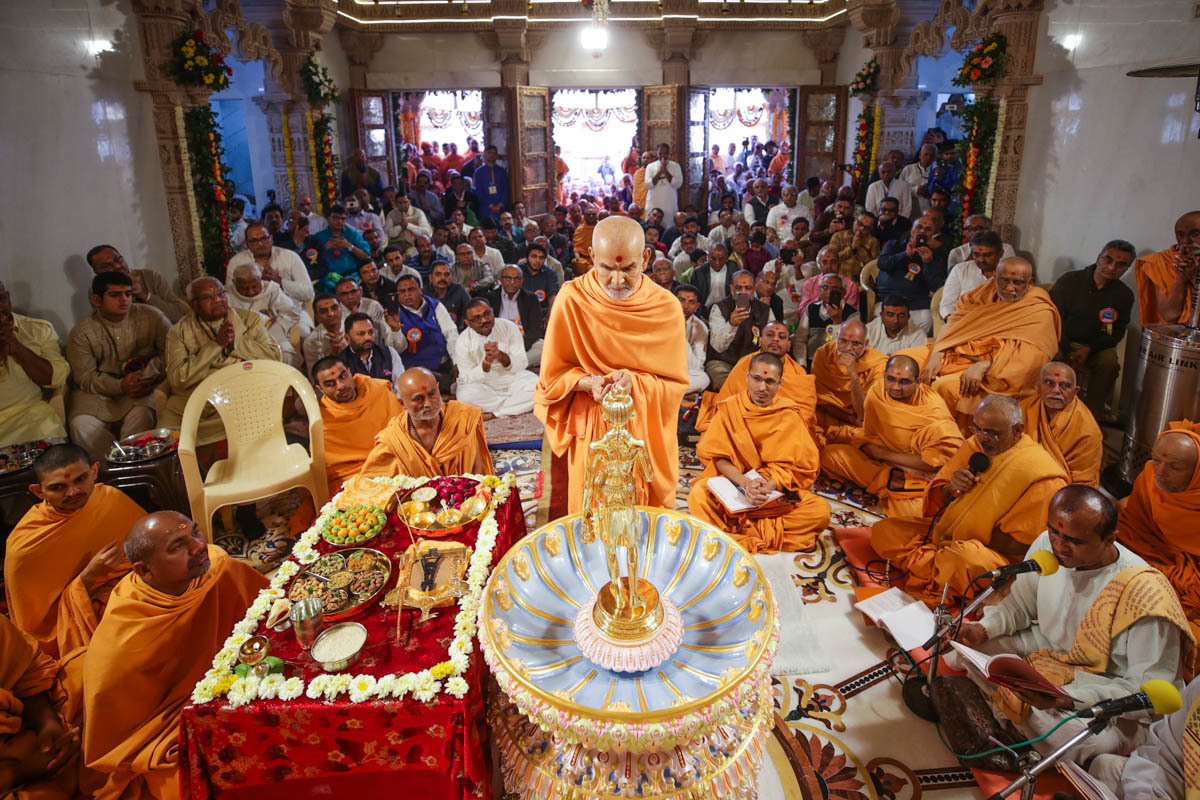 Swamishri performs the murti-pratishtha rituals of Shri Nilkanth Varni (abhishek murti) and Shri Guru Parampara