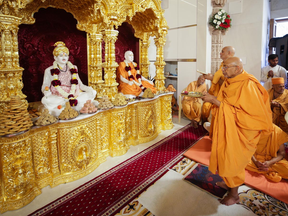 Pujya Tyagvallabh Swami and Pujya Viveksagar Swami perform the murti-pratishtha arti