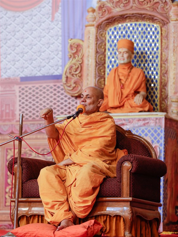 Pujya Viveksagar Swami delivers a discourse in the evening satsang assembly