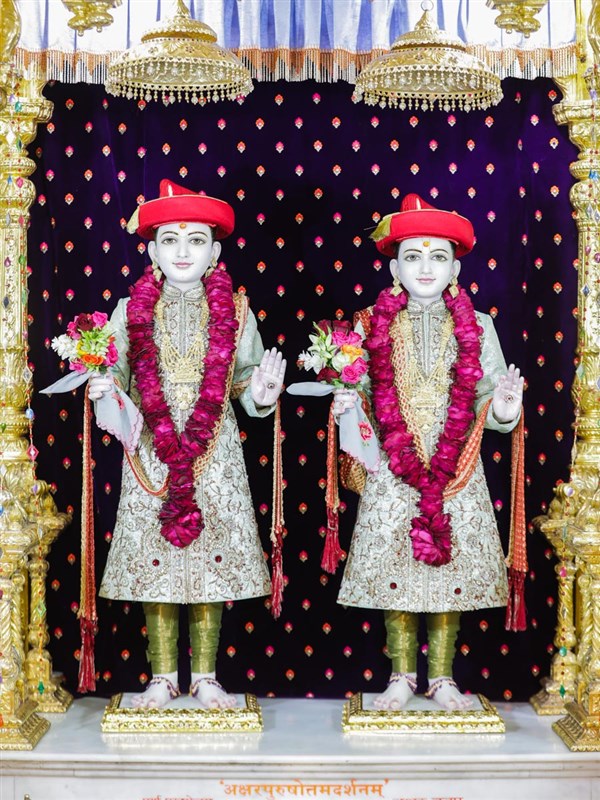 Bhagwan Swaminarayan and Aksharbrahman Gunatitanand Swami, BAPS Shri Swaminarayan Mandir, Mahelav