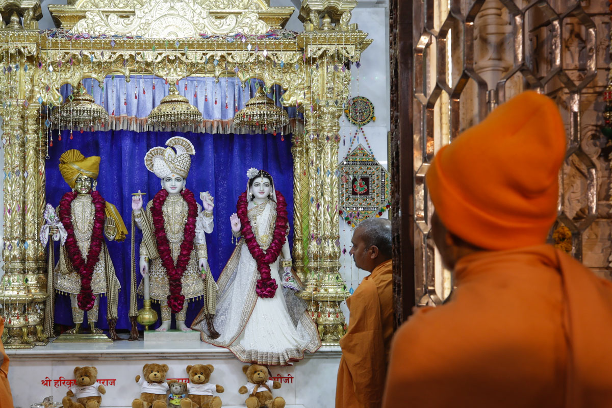 Swamishri engrossed in darshan of Thakorji