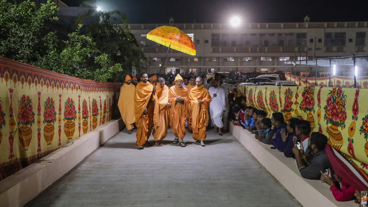 Swamishri on his way for the evening satsang assembly