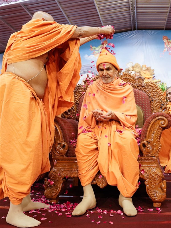 Pujya Tyagvallabh Swami showers flowers petals on Swamishri