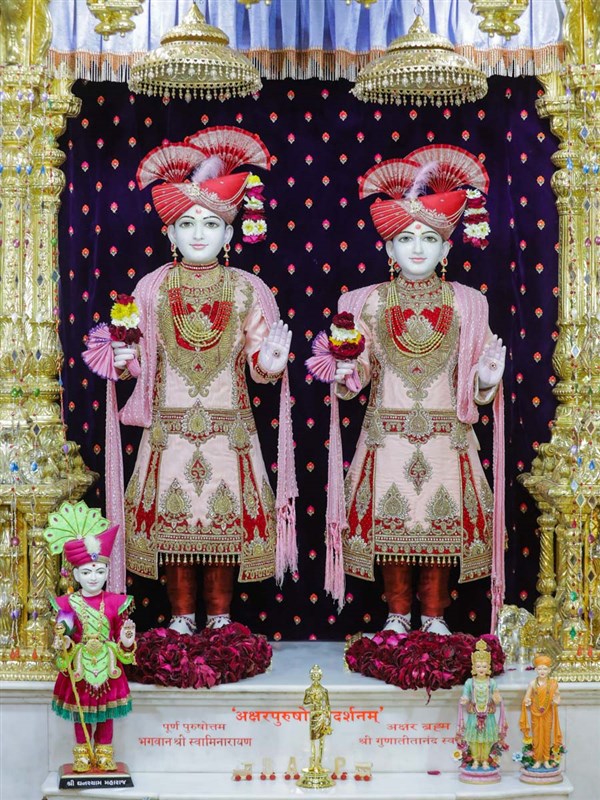 Bhagwan Swaminarayan and Aksharbrahman Gunatitanand Swami, BAPS Shri Swaminarayan Mandir, Mahelav