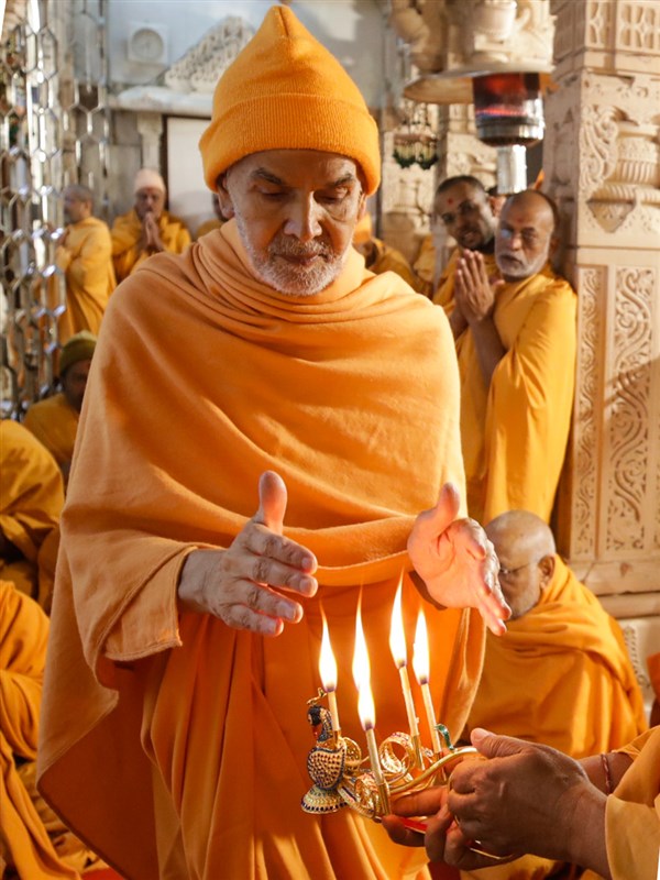 Swamishri takes aska of the arti