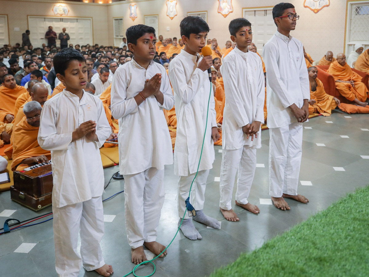 Children present mukhpath before Swamishri 