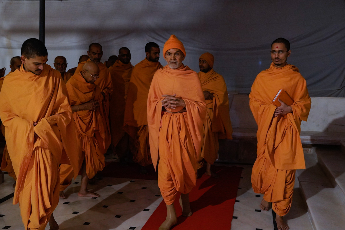 Swamishri in the mandir parikrama