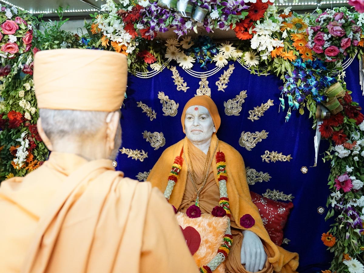 Swamishri engrossed in darshan of Brahmaswarup Shastriji Maharaj at Brahmaswarup Shastriji Maharaj’s birthplace