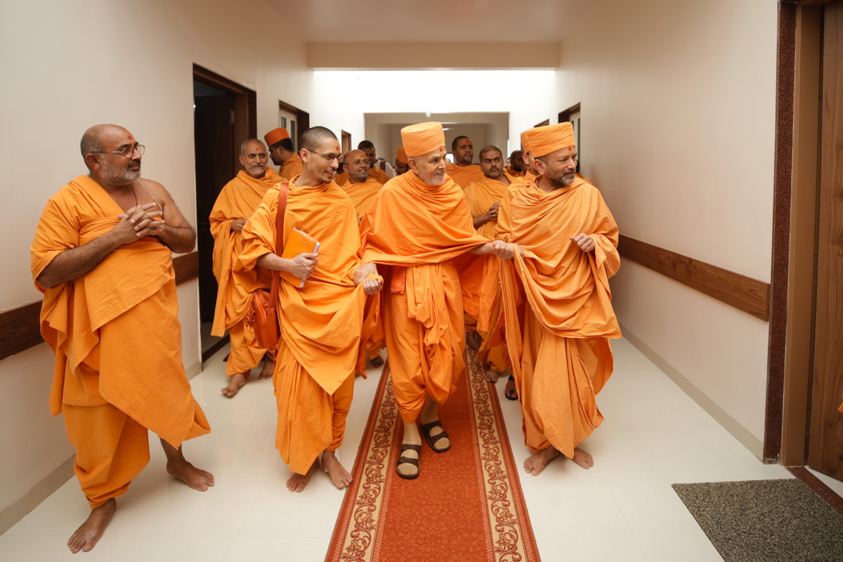 Swamishri visits the new residence for sadhus