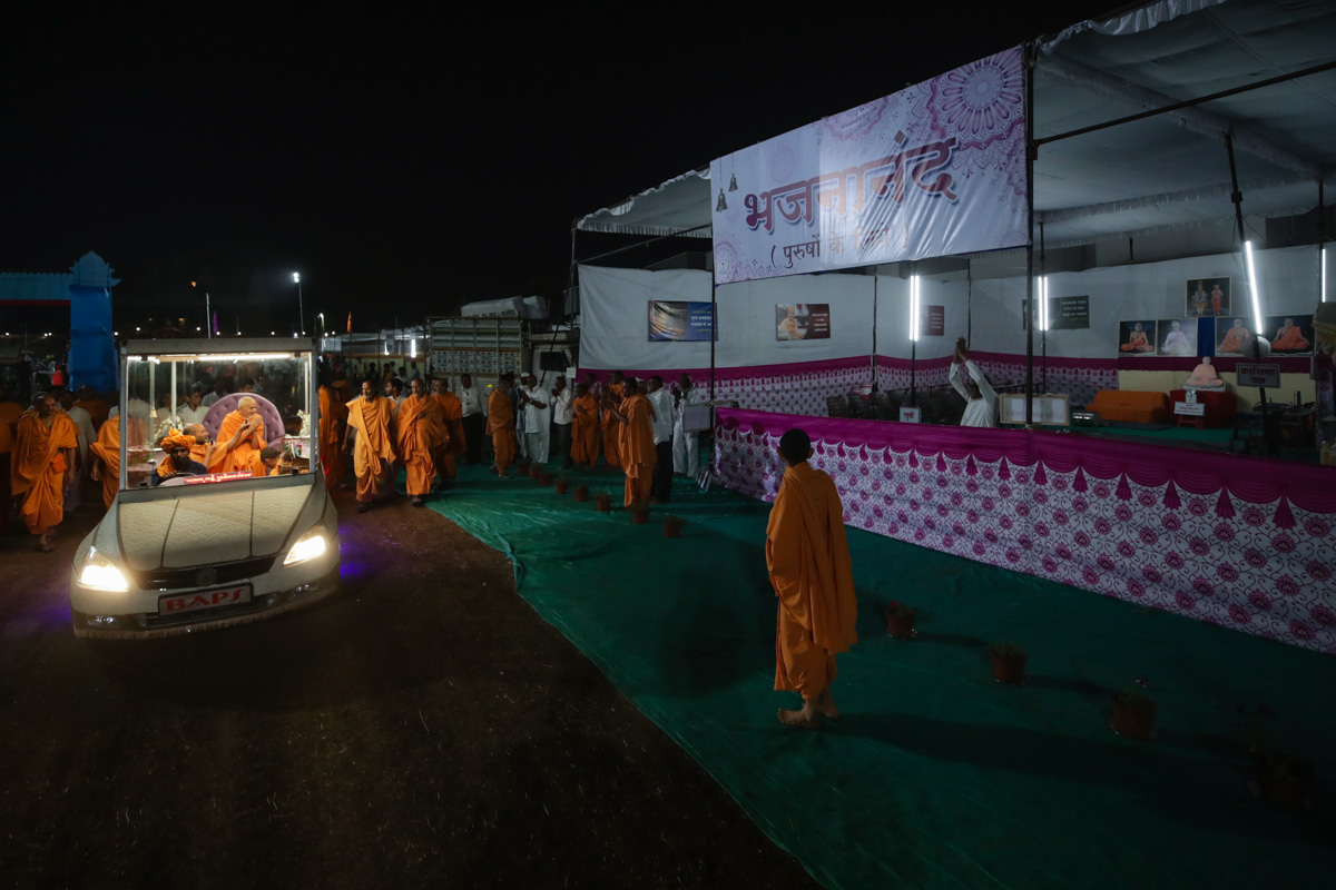 Swamishri visits Swaminarayan Nagar