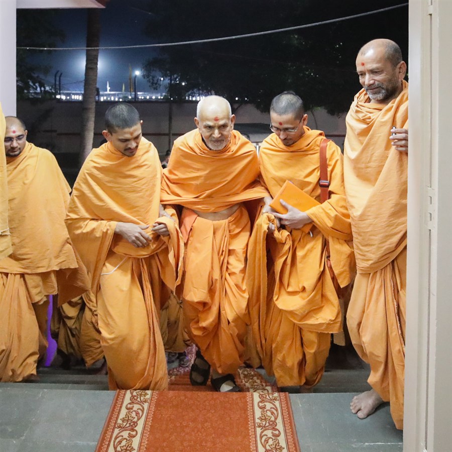 Swamishri arrives for Thakorji's darshan in the mandir