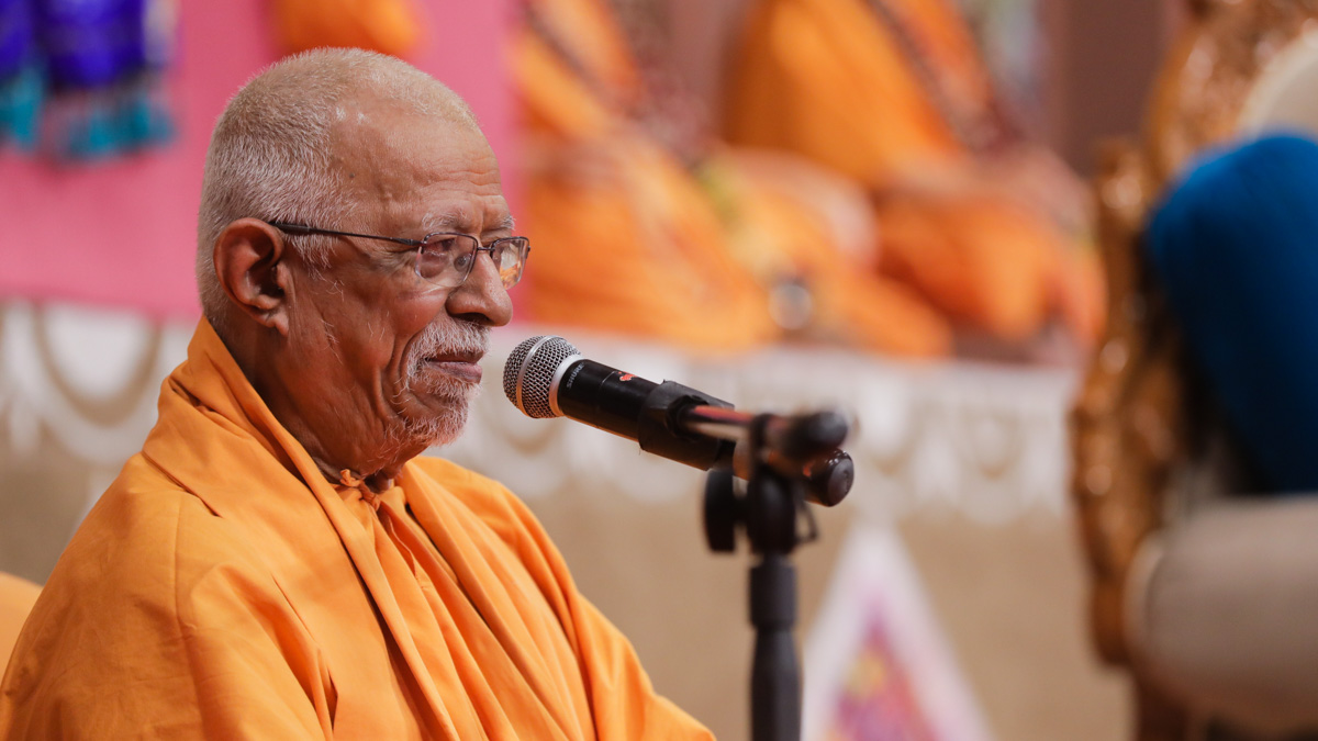Pujya Doctor Swami addresses the assembly