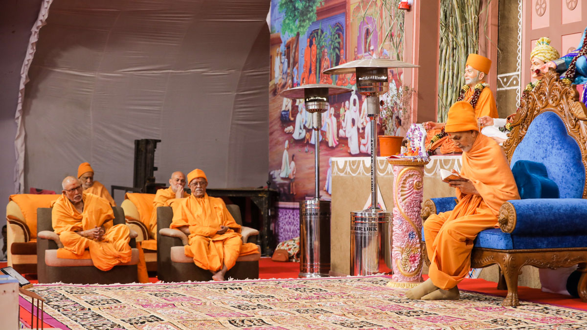 Pujya Bhaktipriya Swami (Kothari Swami, Pujya Swayamprakash Swami (Doctor Swami), Pujya Viveksagar Swami and Atmaswarup Swami doing darshan of Swamishri
