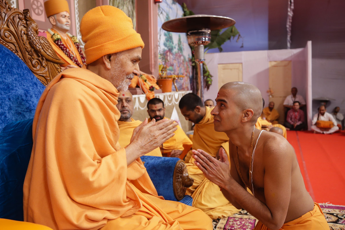 Swamishri gives diksha mantra to newly initiated sadhus and blesses them