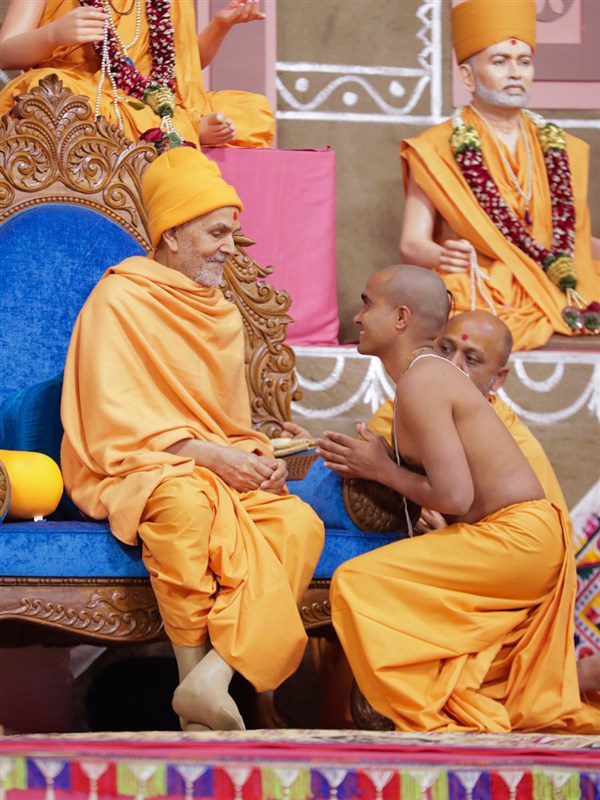 Swamishri gives diksha mantra to newly initiated sadhus and blesses them