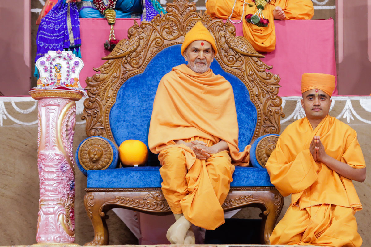 Newly initiated sadhu with Swamishri