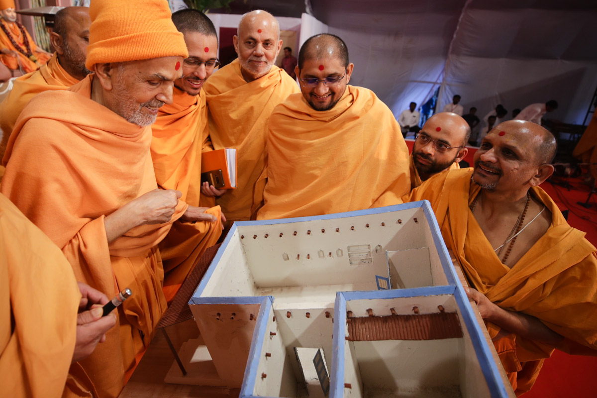 Model of Varkhede Mandir, in which Swamishri pointed out the location at which Shastriji Maharaj wrote a historical letter, quoting, "Jo mane sacha bolo janata ho to..."