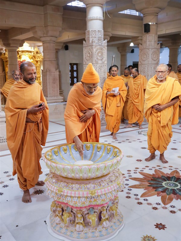 Swamishri observes abhishek mandapam
