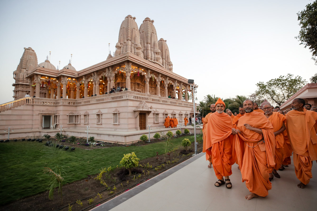 Swamishri in the mandir grounds