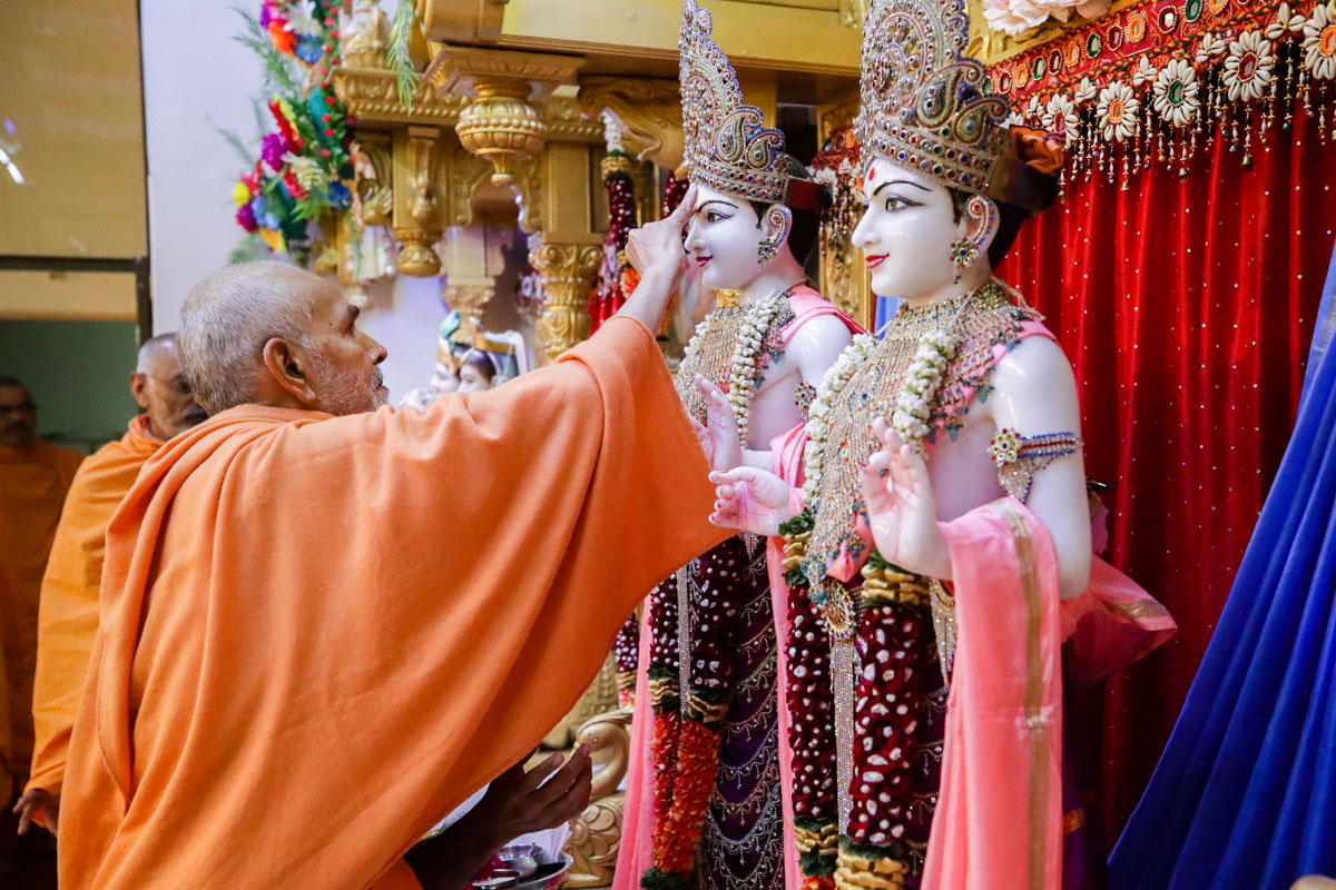 Swamishri performs pujan of Bhagwan Swaminarayan