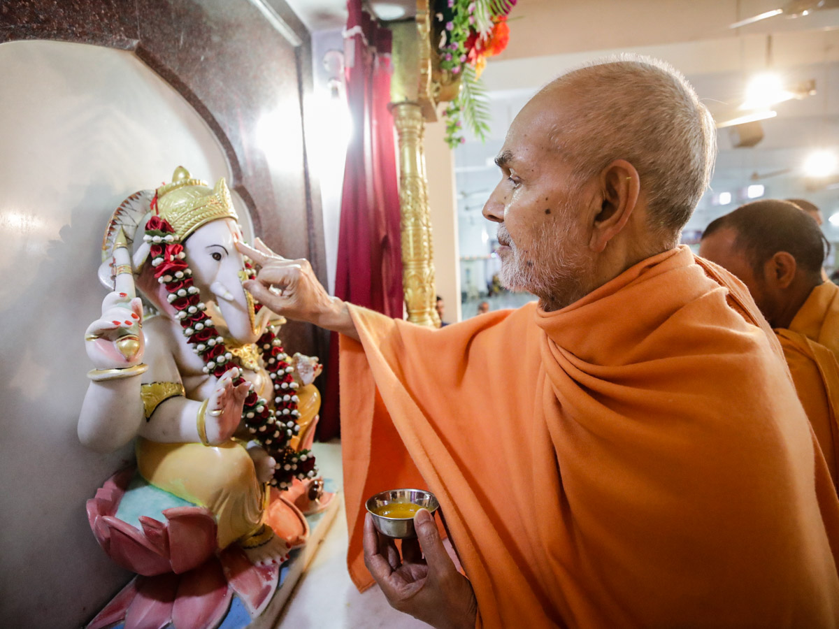 Swamishri performs pujan of Shri Ganeshji