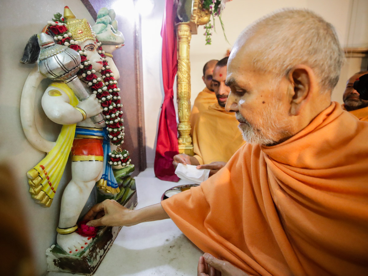 Swamishri performs pujan of Shri Hanumanji