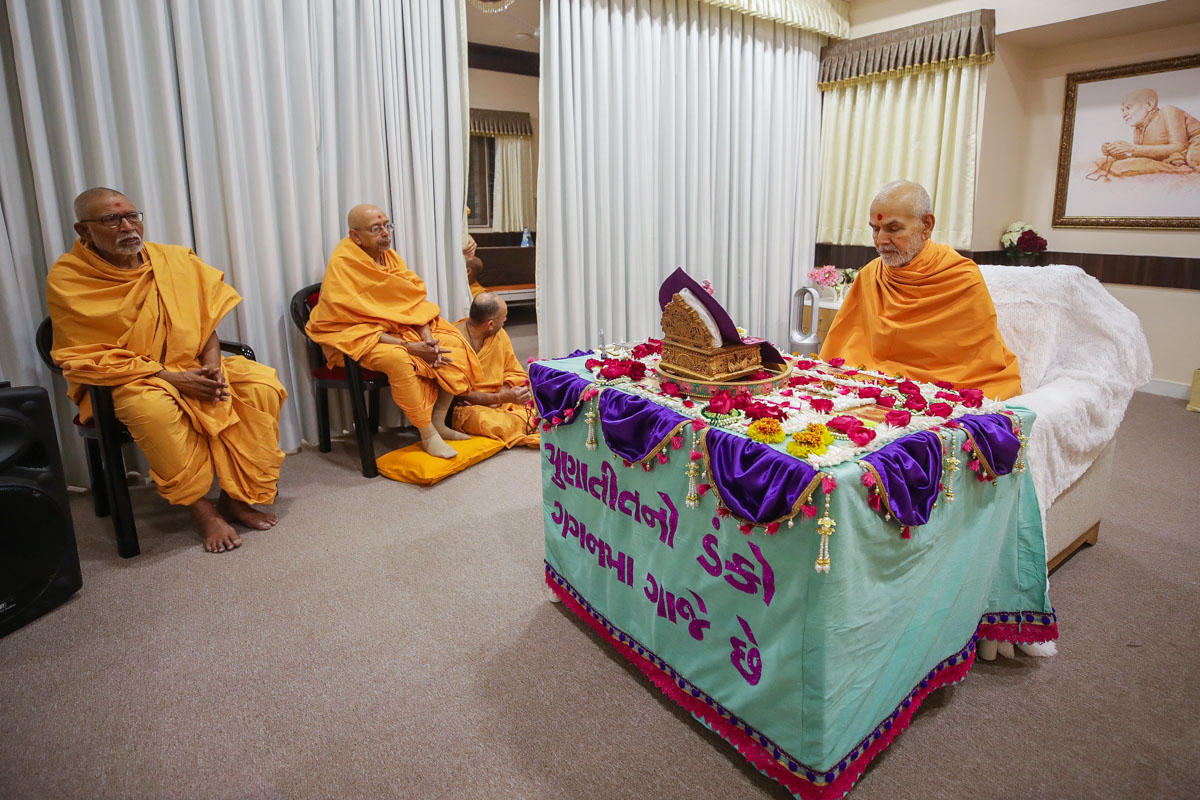 Pujya Bhaktipriya Swami (Kothari Swami) and Pujya Tyagvallabh Swami doing Swamishri's puja darshan 