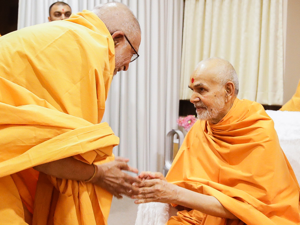 Swamishri greets Pujya Kothari Swami with 'Jai Swaminarayan'