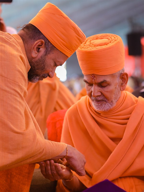 Anandjivan Swami ties nadachhadi to Swamishri
