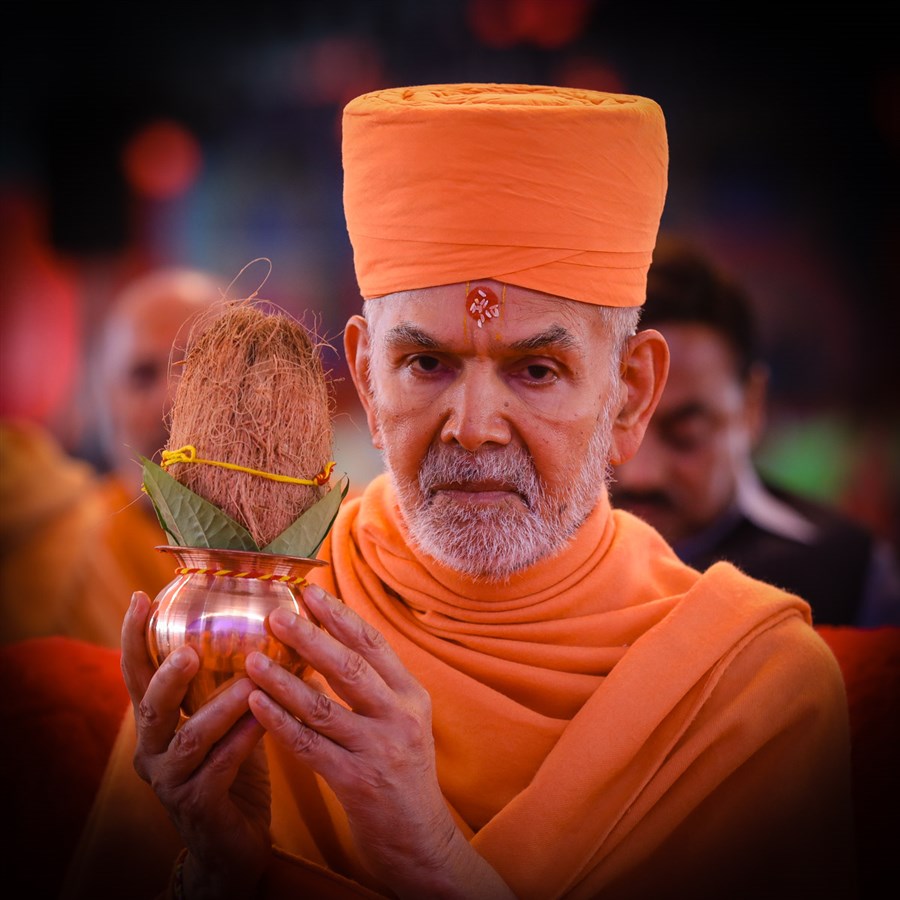 Swamishri performs yagna rituals