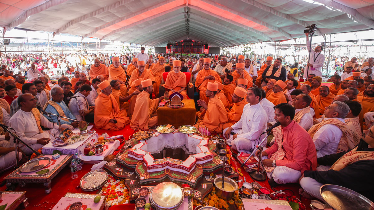 Swamishri, senior sadhus and devotees during the yagna