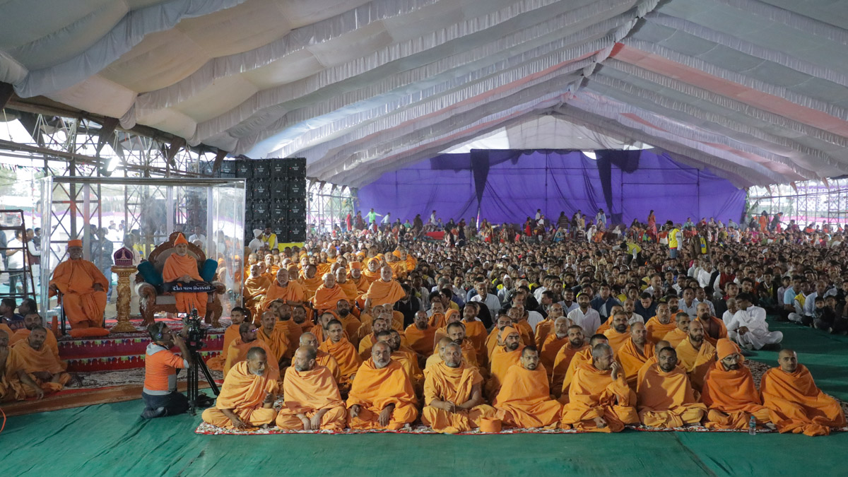 Sadhus and devotees during the assembly