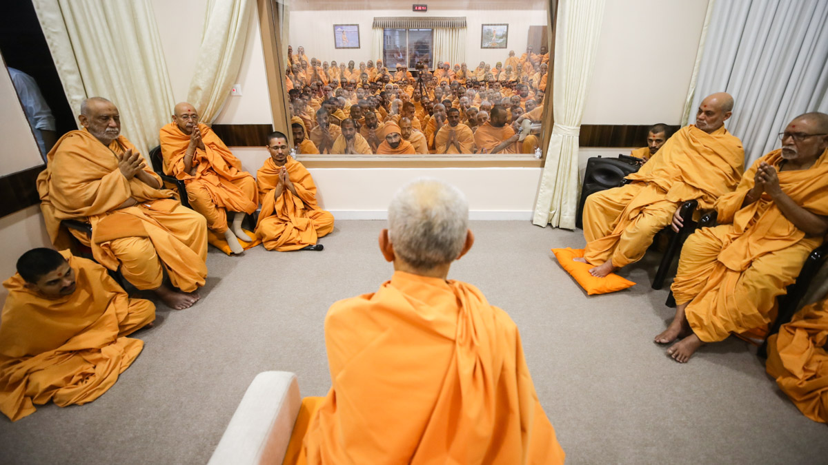 Pujya Bhaktipriya Swami (Kothari Swami), Pujya Tyagvallabh Swami, Pujya Viveksagar Swami, Atmaswarup Swami and sadhus doing darshan of Swamishri