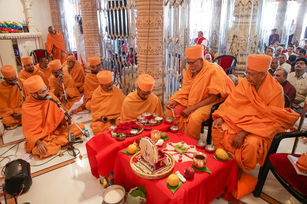 Pujya Kothari Swami and Pujya Tyagvallabh Swami perform the murti-pratishtha mahapuja rituals