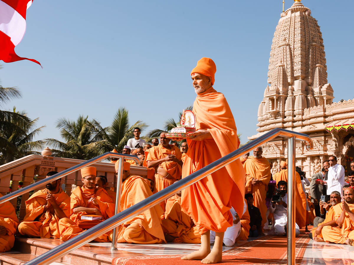 Swamishri with Shri Harikrishna Maharaj on the mandir podium