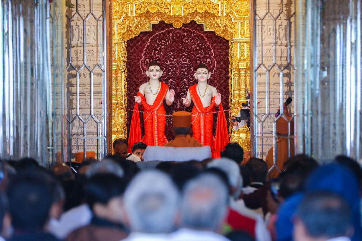 Swamishri and devotees perform the murti-pratishtha mahapuja rituals