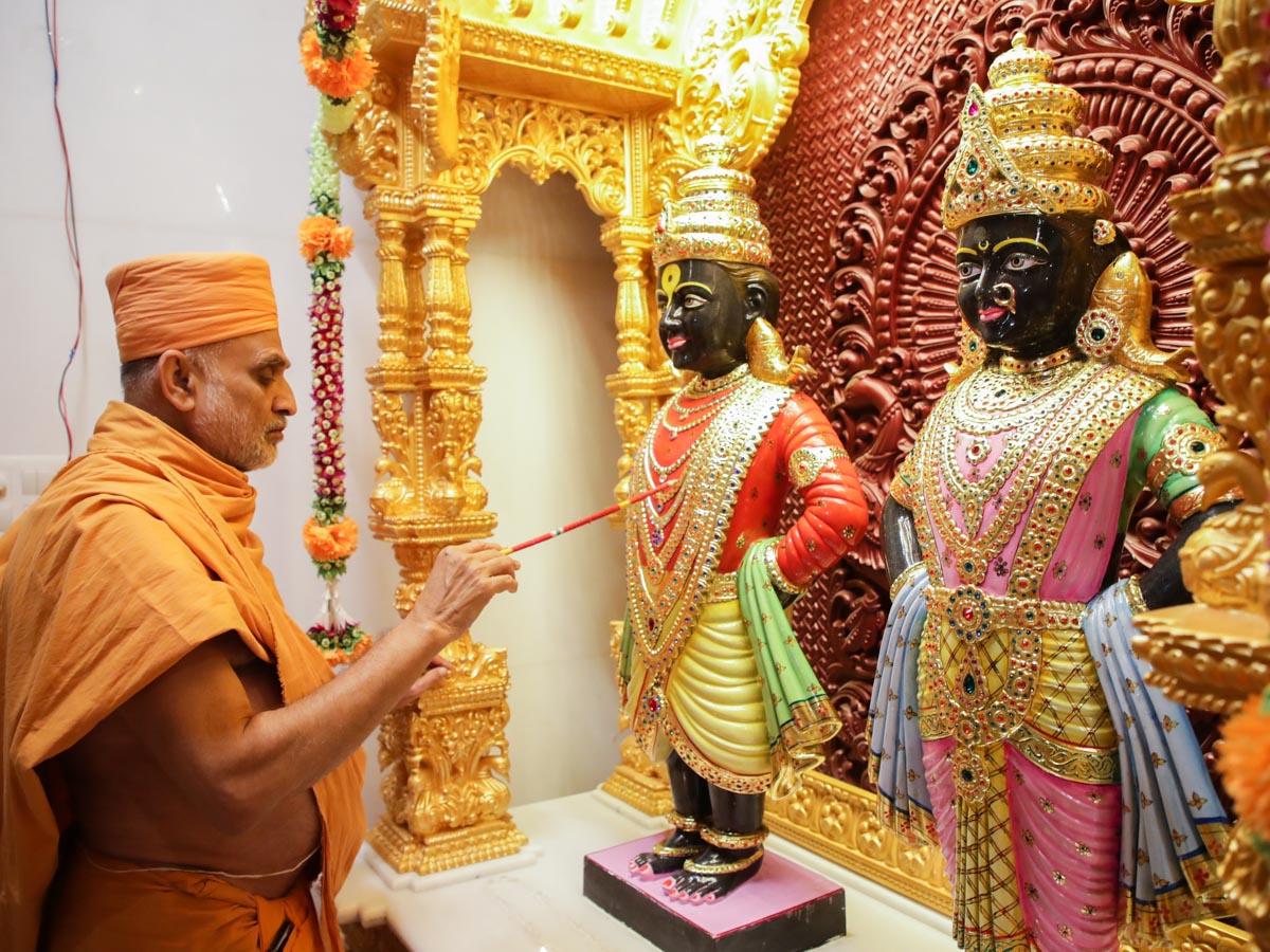 Premprakash Swami performs the murti-pratishtha rituals