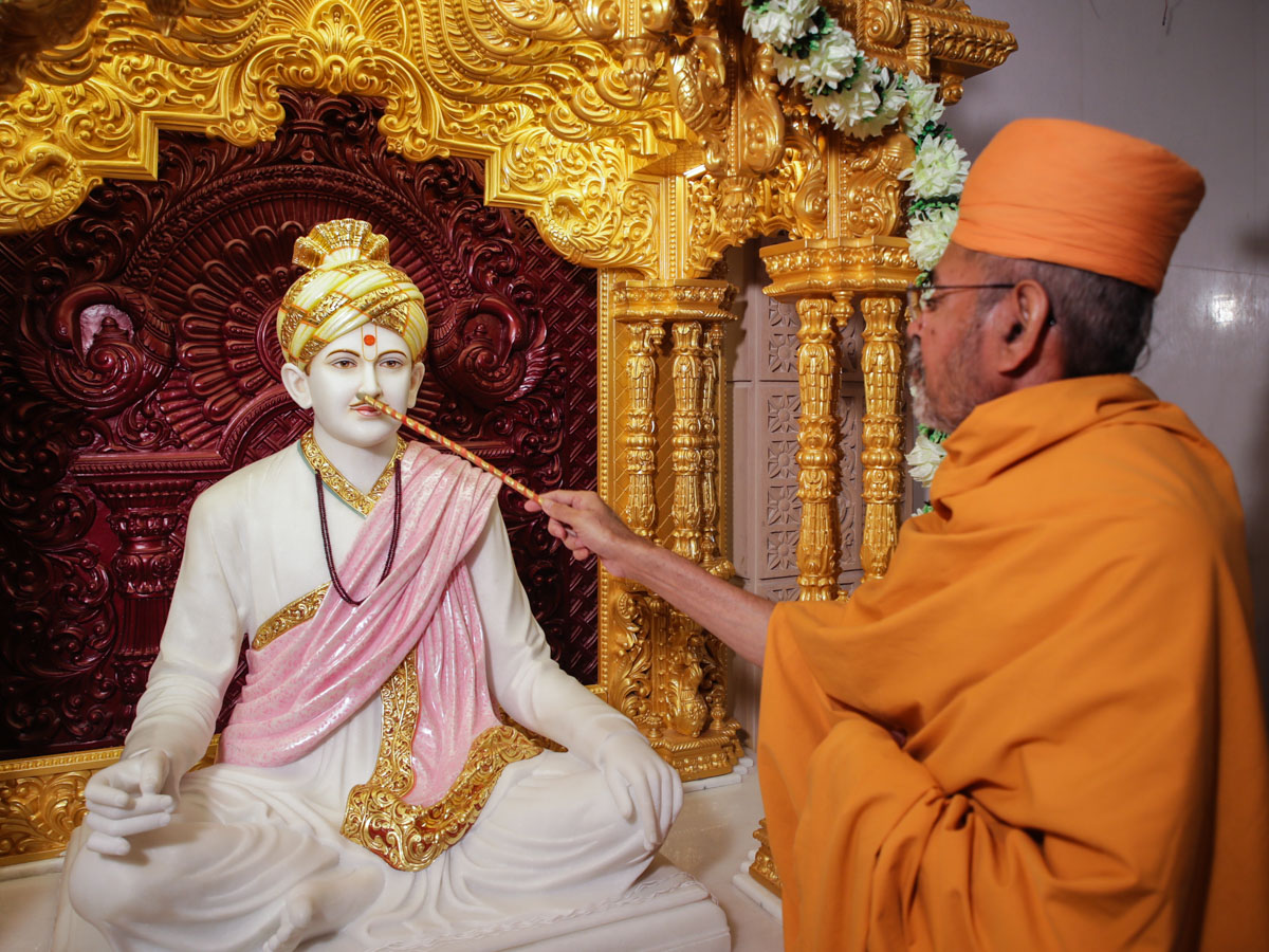 Aksharcharan Swami performs the murti-pratishtha rituals