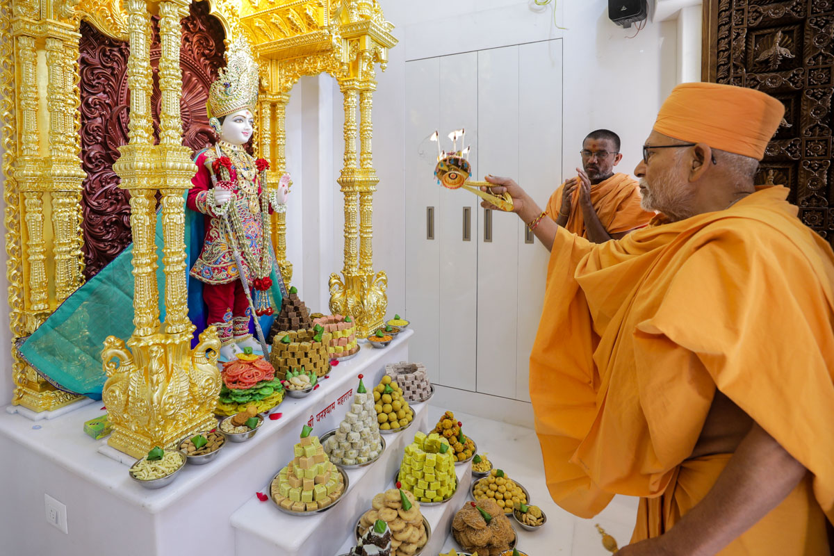 Pujya Kothari Swami performs the murti-pratishtha arti