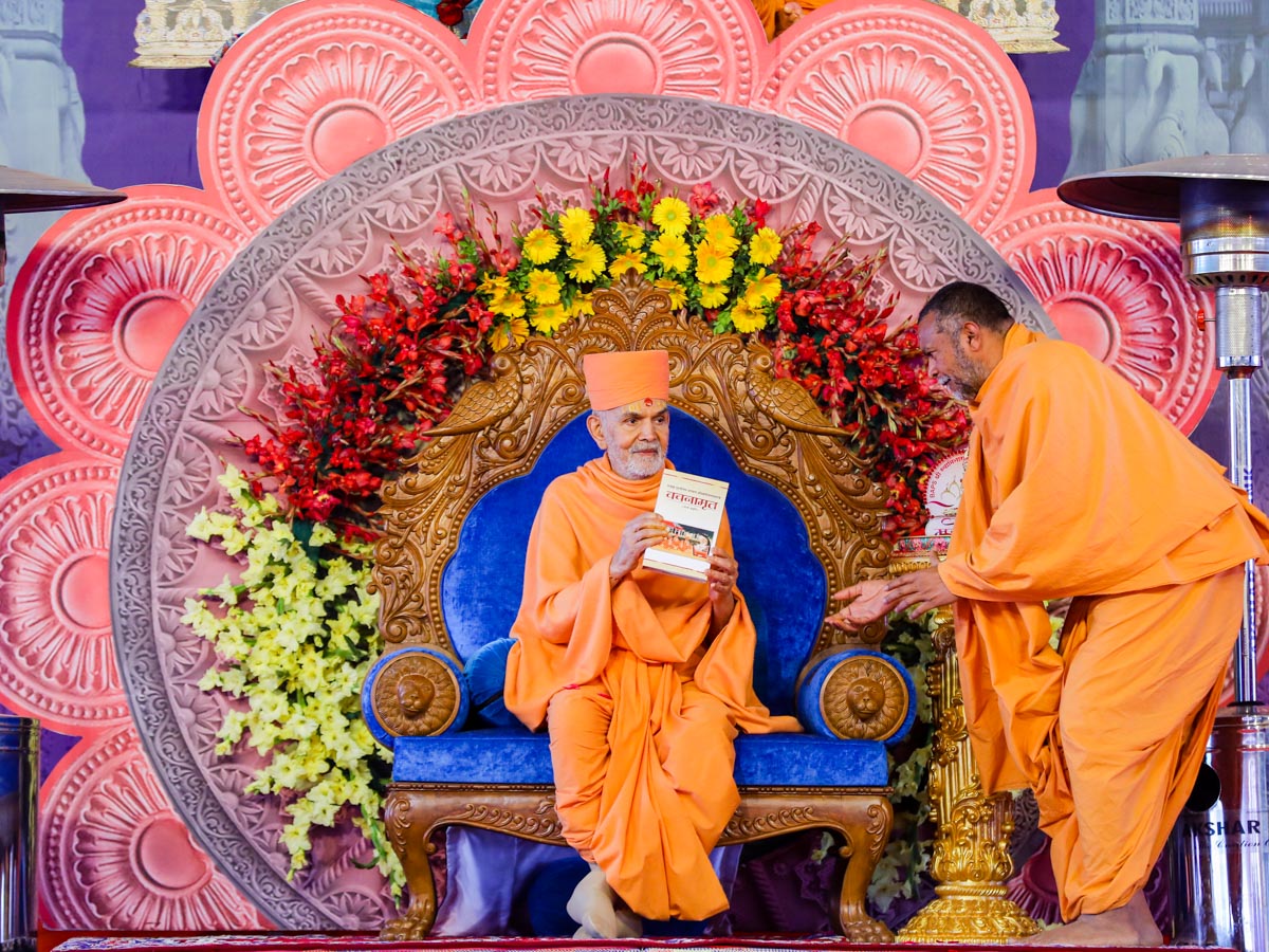 Swamishri inaugurates a Marathi edition of Vachanamrut