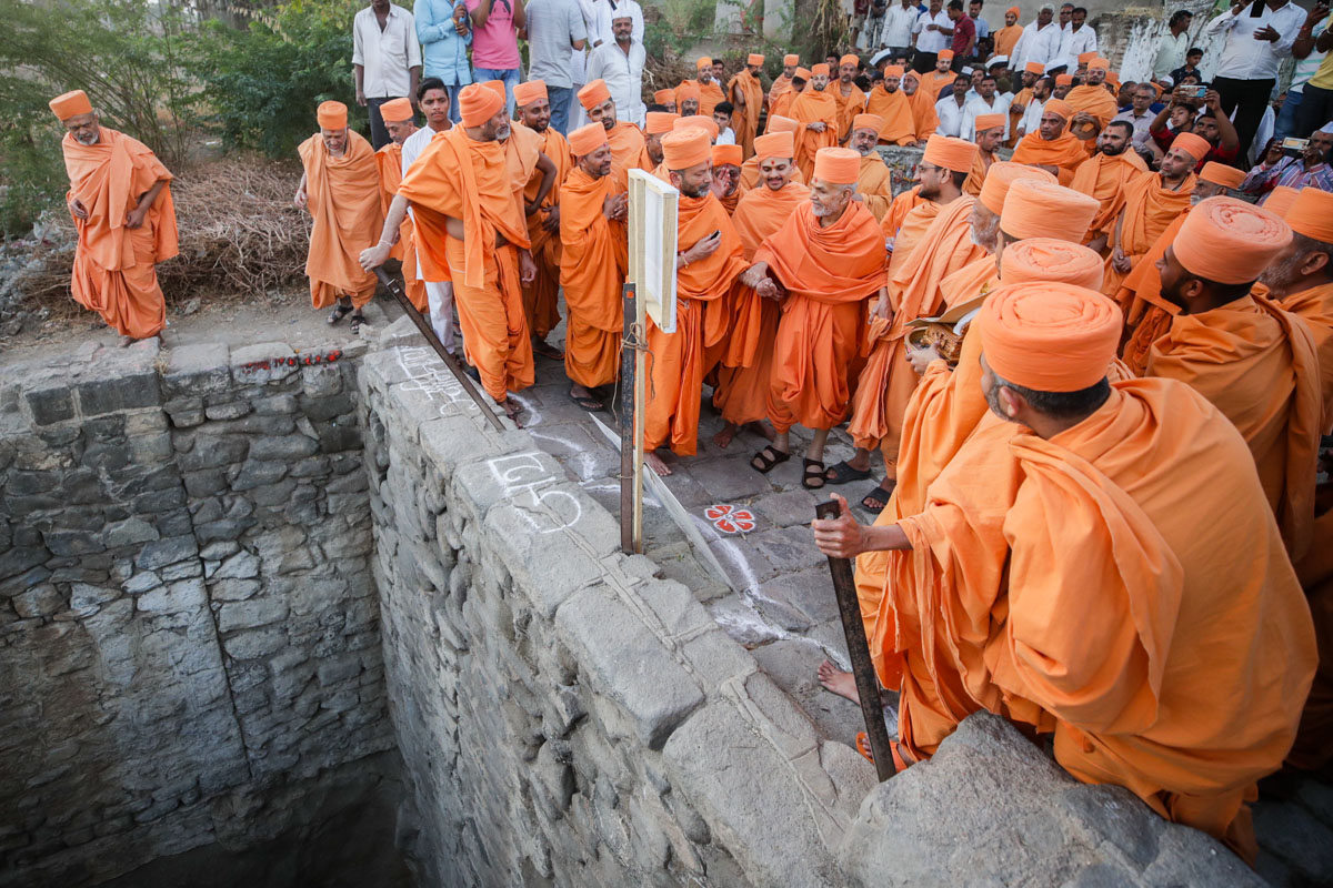 Swamishri at the well divinely sanctified by Brahmaswarup Bhagatji Maharaj