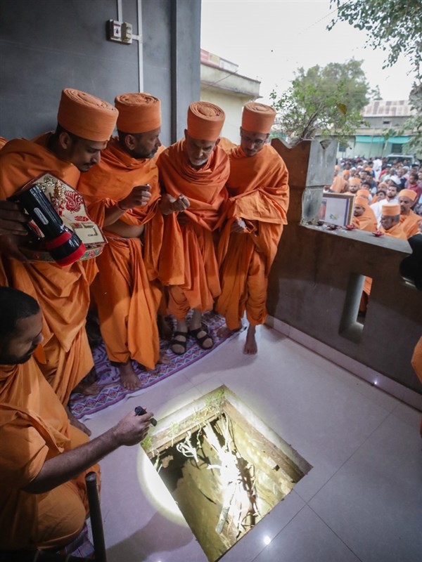 Swamishri views a well sanctified by Brahmaswarup Bhagatji Maharaj and Brahmaswarup Shastriji Maharaj at the home of Bhukhandas