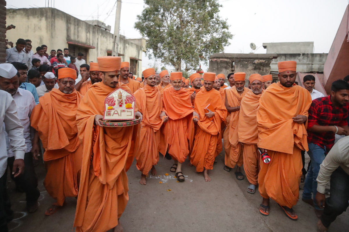Swamishri walks in the streets of Mohadi village