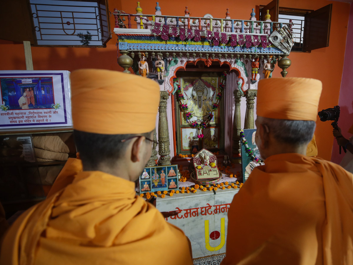 Swamishri engaged in darshan in the old BAPS Mandir