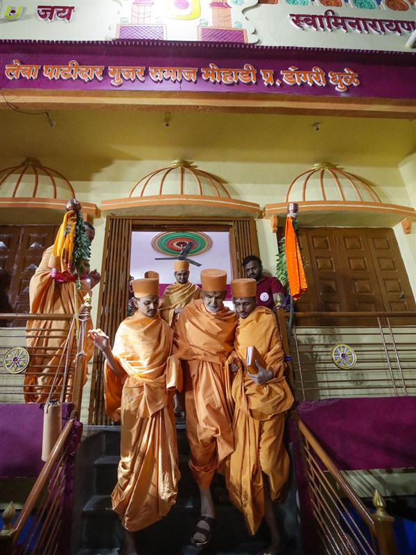 Swamishri descends the steps of the mandir