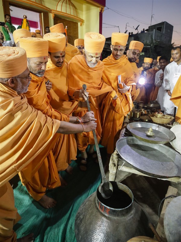 Swamishri views the utensils used and sanctified by Brahmaswarup Shastriji Maharaj