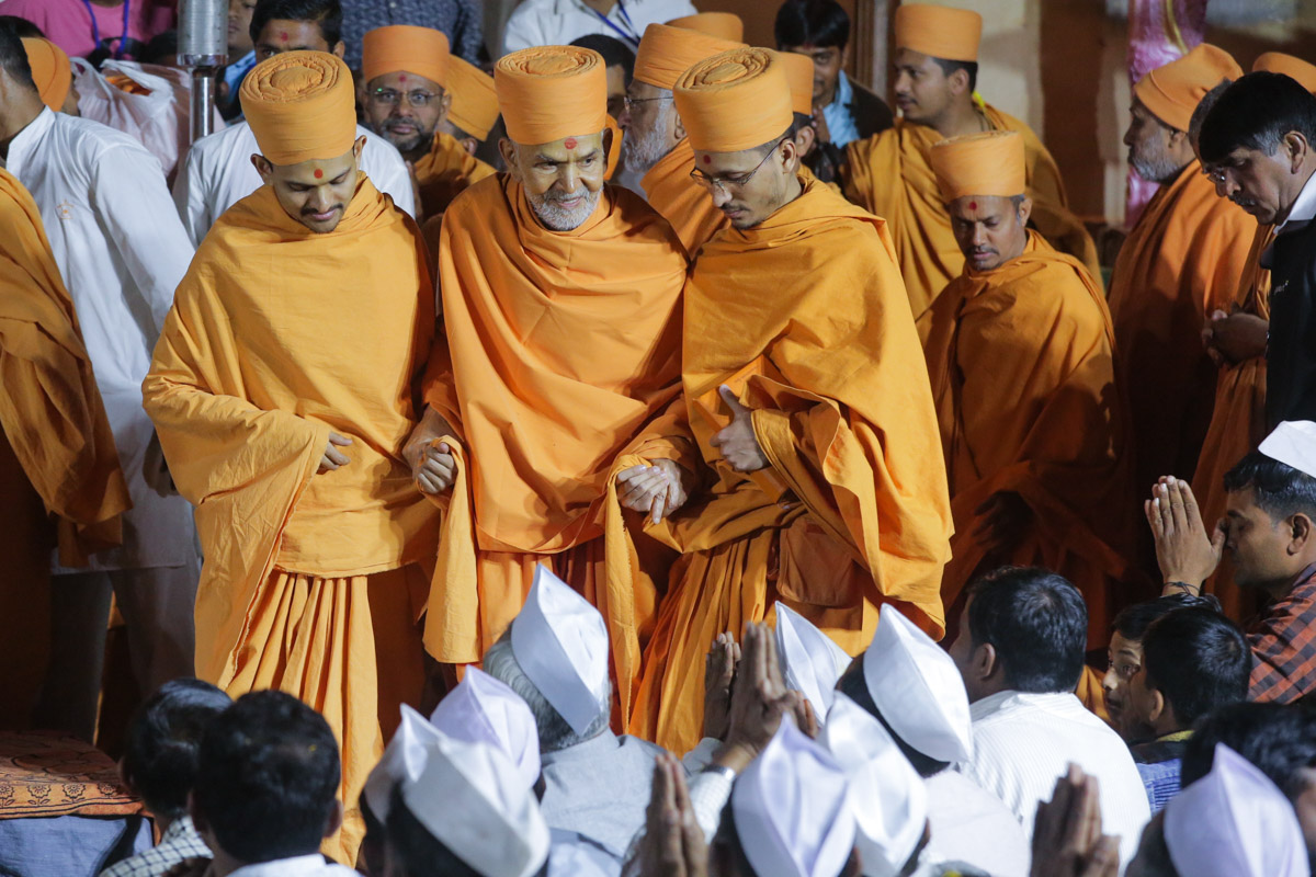 Swamishri departs from Mohadi